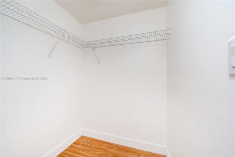 Condominio en alquiler en Coral Gables, Florida, 2 dormitorios, 99.03 m2 № 1855145 - foto 18