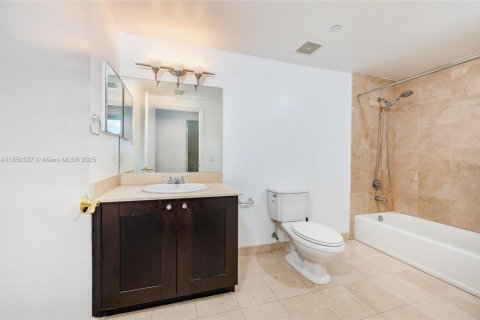 Condominio en alquiler en Coral Gables, Florida, 2 dormitorios, 99.03 m2 № 1855145 - foto 23