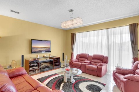 House in Lake Mary, Florida 5 bedrooms, 328.87 sq.m. № 2215368 - photo 21