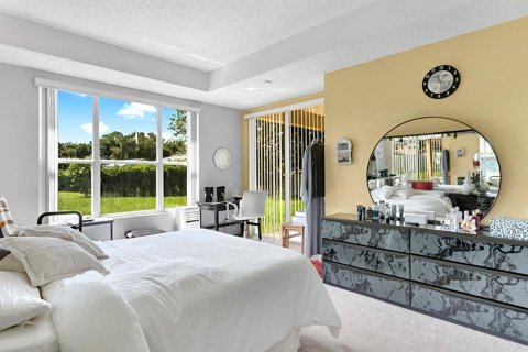 House in Lake Mary, Florida 5 bedrooms, 328.87 sq.m. № 2215368 - photo 11