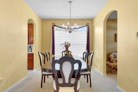 House in Lake Mary, Florida 5 bedrooms, 328.87 sq.m. № 2215368 - photo 6