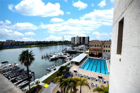 Condominio en alquiler en Treasure Island, Florida, 1 dormitorio, 82.22 m2 № 1736783 - foto 1