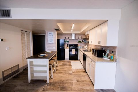 Condominio en alquiler en Treasure Island, Florida, 1 dormitorio, 82.22 m2 № 1736783 - foto 9