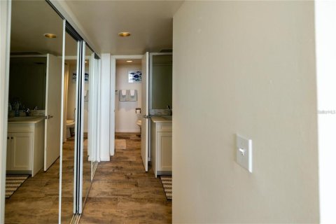 Condominio en alquiler en Treasure Island, Florida, 1 dormitorio, 82.22 m2 № 1736783 - foto 15