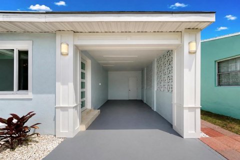 Купить виллу или дом в Мадейра - Бич, Флорида 3 комнаты, 123.75м2, № 2149094 - фото 5