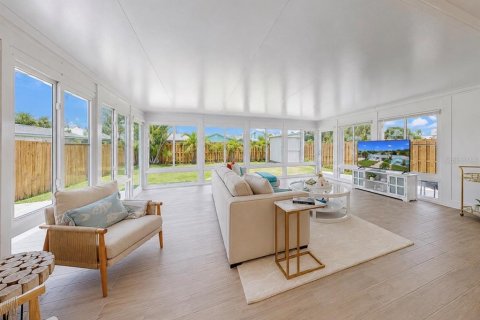 Купить виллу или дом в Мадейра - Бич, Флорида 3 комнаты, 123.75м2, № 2149094 - фото 25