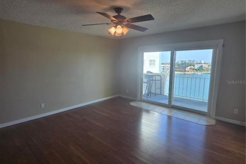 Condo in Treasure Island, Florida, 2 bedrooms  № 2237718 - photo 17