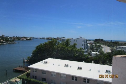 Condo in Treasure Island, Florida, 2 bedrooms  № 2237718 - photo 9