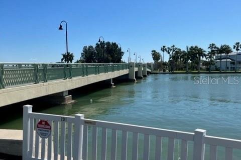Condo in Treasure Island, Florida, 2 bedrooms  № 2237718 - photo 2