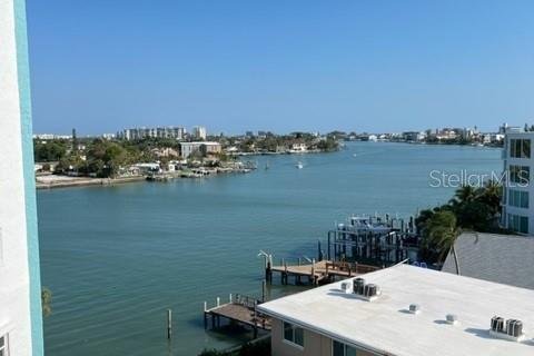 Condo in Treasure Island, Florida, 2 bedrooms  № 2237718 - photo 10