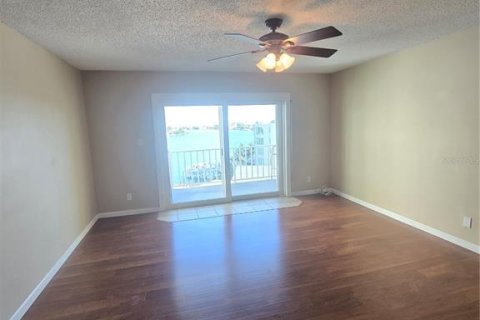 Condo in Treasure Island, Florida, 2 bedrooms  № 2237718 - photo 16