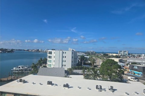 Condo in Treasure Island, Florida, 2 bedrooms  № 2237718 - photo 13