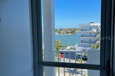 Condo in Treasure Island, Florida, 2 bedrooms  № 2237718 - photo 3