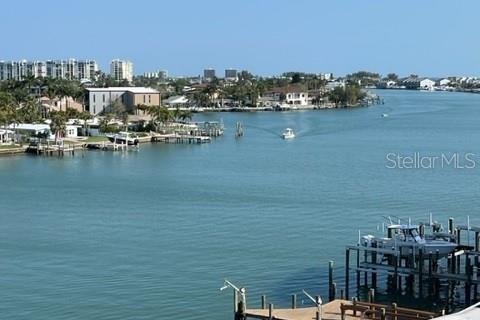 Condo in Treasure Island, Florida, 2 bedrooms  № 2237718 - photo 11