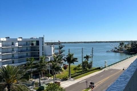 Condo in Treasure Island, Florida, 2 bedrooms  № 2237718 - photo 8