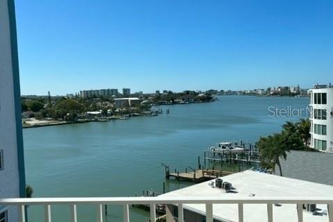 Condo in Treasure Island, Florida, 2 bedrooms  № 2237718 - photo 4