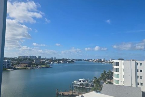 Condo in Treasure Island, Florida, 2 bedrooms  № 2237718 - photo 14