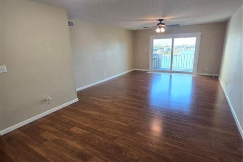 Condo in Treasure Island, Florida, 2 bedrooms  № 2237718 - photo 30
