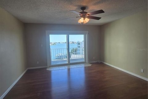 Condo in Treasure Island, Florida, 2 bedrooms  № 2237718 - photo 15