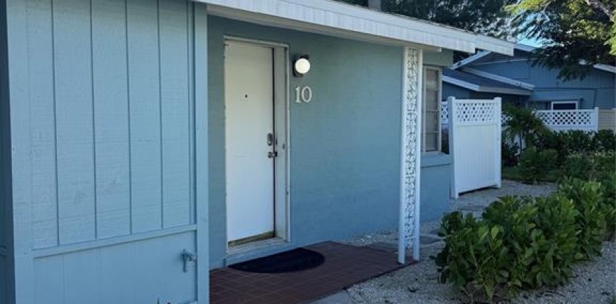 Commercial property in Sarasota, Florida 27.31 sq.m. № 2234038