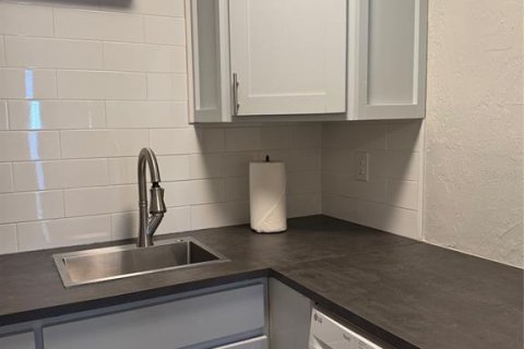 Commercial property in Sarasota, Florida 27.31 sq.m. № 2234038 - photo 13