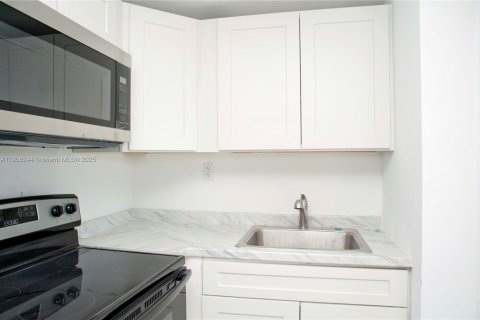 House in Hollywood, Florida 2 bedrooms, 60.39 sq.m. № 1956893 - photo 6