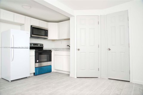 House in Hollywood, Florida 2 bedrooms, 60.39 sq.m. № 1956893 - photo 5