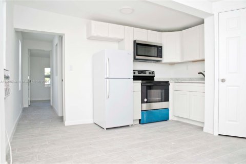 House in Hollywood, Florida 2 bedrooms, 60.39 sq.m. № 1956893 - photo 1