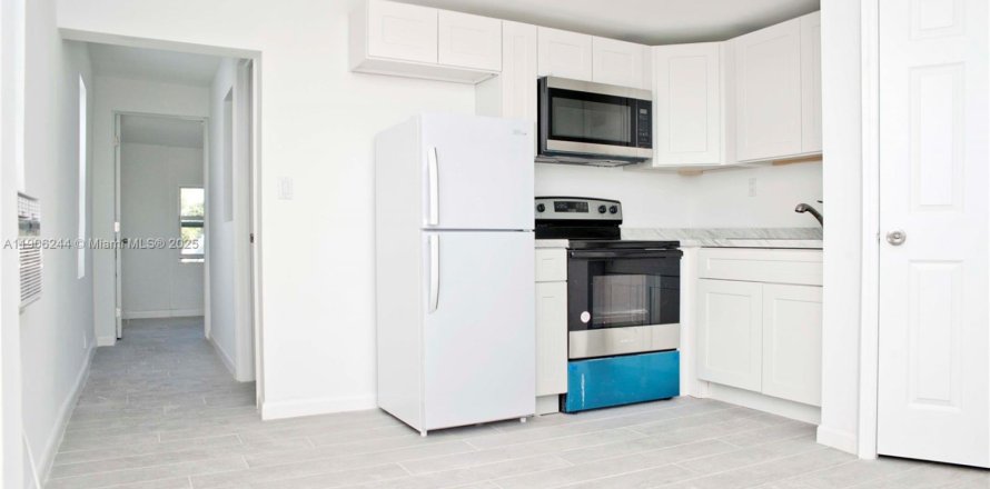 House in Hollywood, Florida 2 bedrooms, 60.39 sq.m. № 1956893