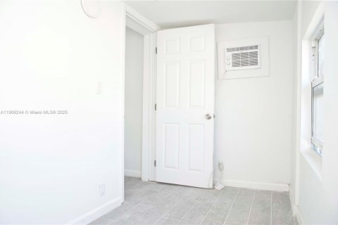 House in Hollywood, Florida 2 bedrooms, 60.39 sq.m. № 1956893 - photo 16