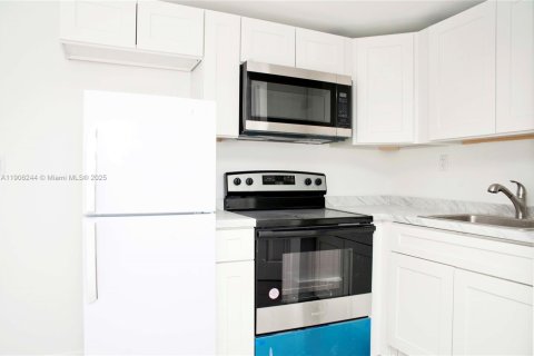 House in Hollywood, Florida 2 bedrooms, 60.39 sq.m. № 1956893 - photo 7