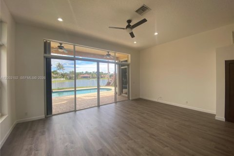 Снять в аренду виллу или дом в Уэстон, Флорида 4 спальни, 281.22м2, № 2066699 - фото 17