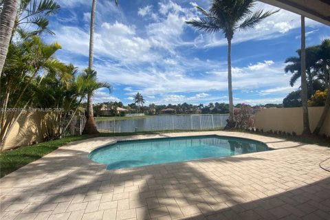Снять в аренду виллу или дом в Уэстон, Флорида 4 спальни, 281.22м2, № 2066699 - фото 2