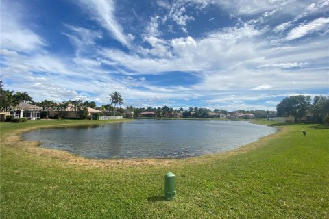 Снять в аренду виллу или дом в Уэстон, Флорида 4 спальни, 281.22м2, № 2066699 - фото 5