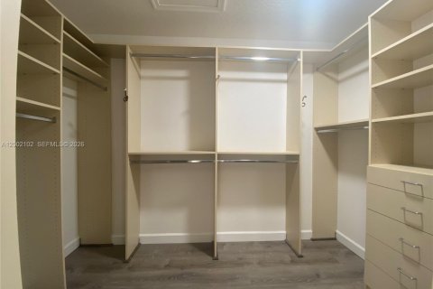 Снять в аренду виллу или дом в Уэстон, Флорида 4 спальни, 281.22м2, № 2066699 - фото 23