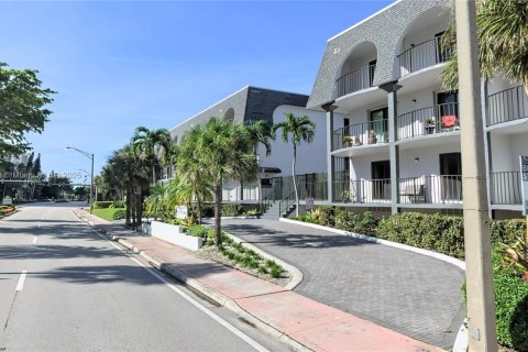 Снять в аренду кондоминиум в Лодердейл-бай-те-Си, Флорида 1 спальня, 73.39м2, № 1959643 - фото 2