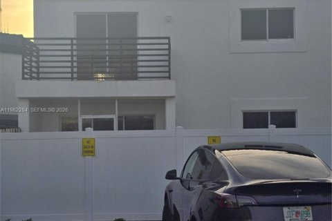 Villa ou maison à vendre à Miami, Floride: 4 chambres, 134.62 m2 № 2080516 - photo 2