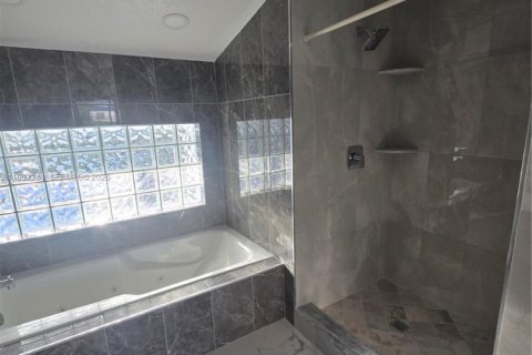 Villa ou maison à vendre à Miami, Floride: 4 chambres, 134.62 m2 № 2080516 - photo 16
