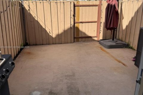 Touwnhouse à louer à Miami, Floride: 2 chambres, 102.19 m2 № 1965966 - photo 25