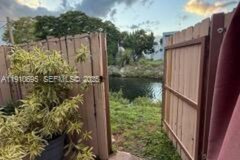 Touwnhouse à louer à Miami, Floride: 2 chambres, 102.19 m2 № 1965966 - photo 24