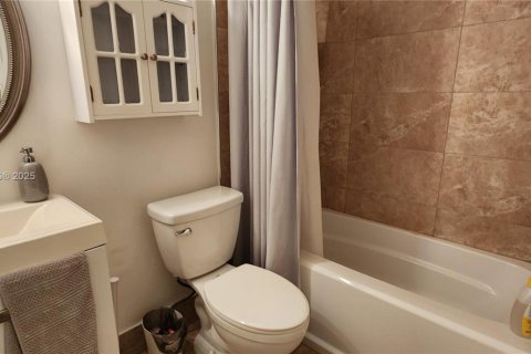 Touwnhouse à louer à Miami, Floride: 2 chambres, 102.19 m2 № 1965966 - photo 17