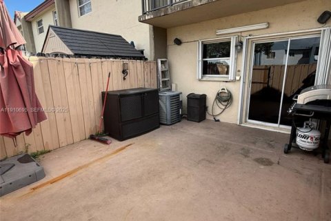 Touwnhouse à louer à Miami, Floride: 2 chambres, 102.19 m2 № 1965966 - photo 26