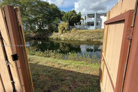 Touwnhouse à louer à Miami, Floride: 2 chambres, 102.19 m2 № 1965966 - photo 28