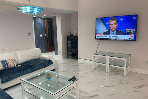 Copropriété à louer à Sunny Isles Beach, Floride: 3 chambres, 205.69 m2 № 1935252 - photo 11