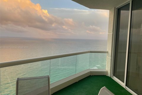 Copropriété à louer à Sunny Isles Beach, Floride: 3 chambres, 205.69 m2 № 1935252 - photo 1