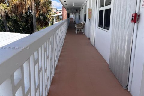 Condominio en venta en Lauderdale-by-the-Sea, Florida, 1 dormitorio, 80.92 m2 № 1726483 - foto 3