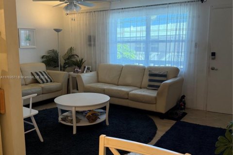 Condominio en venta en Lauderdale-by-the-Sea, Florida, 1 dormitorio, 80.92 m2 № 1726483 - foto 13
