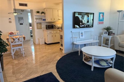 Condominio en venta en Lauderdale-by-the-Sea, Florida, 1 dormitorio, 80.92 m2 № 1726483 - foto 16
