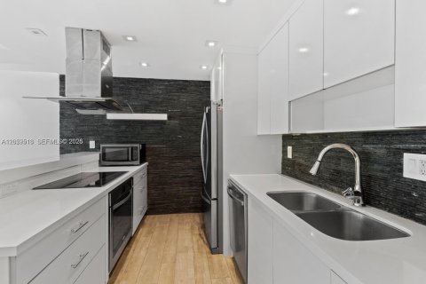 Снять в аренду кондоминиум в Ки-Бискейн, Флорида 3 спальни, 159.79м2, № 2264360 - фото 6