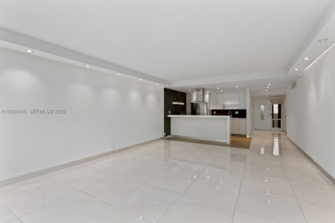 Снять в аренду кондоминиум в Ки-Бискейн, Флорида 3 спальни, 159.79м2, № 2264360 - фото 7